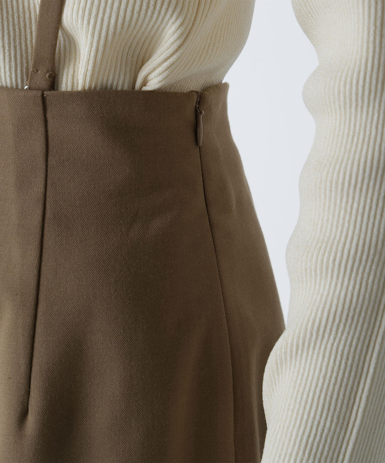 ストラップ付ナロースカート