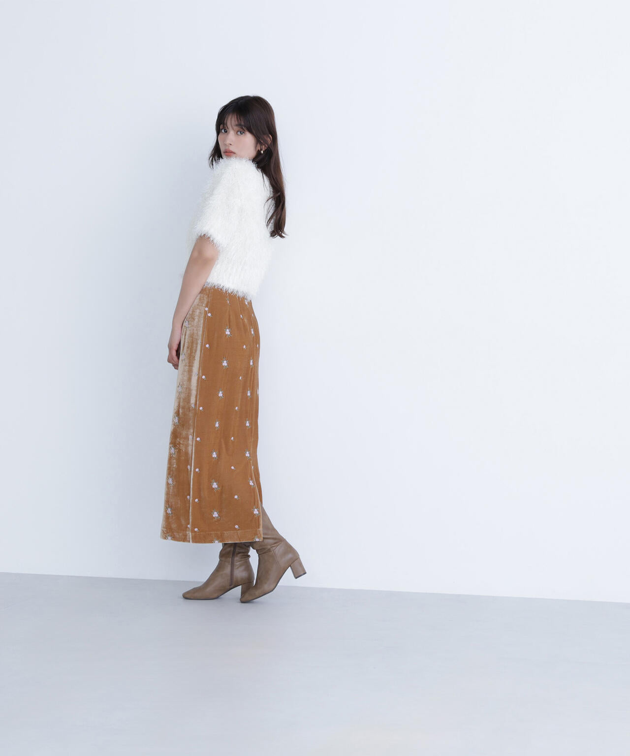 【BLANC】フラワー刺繍ベロアスカート