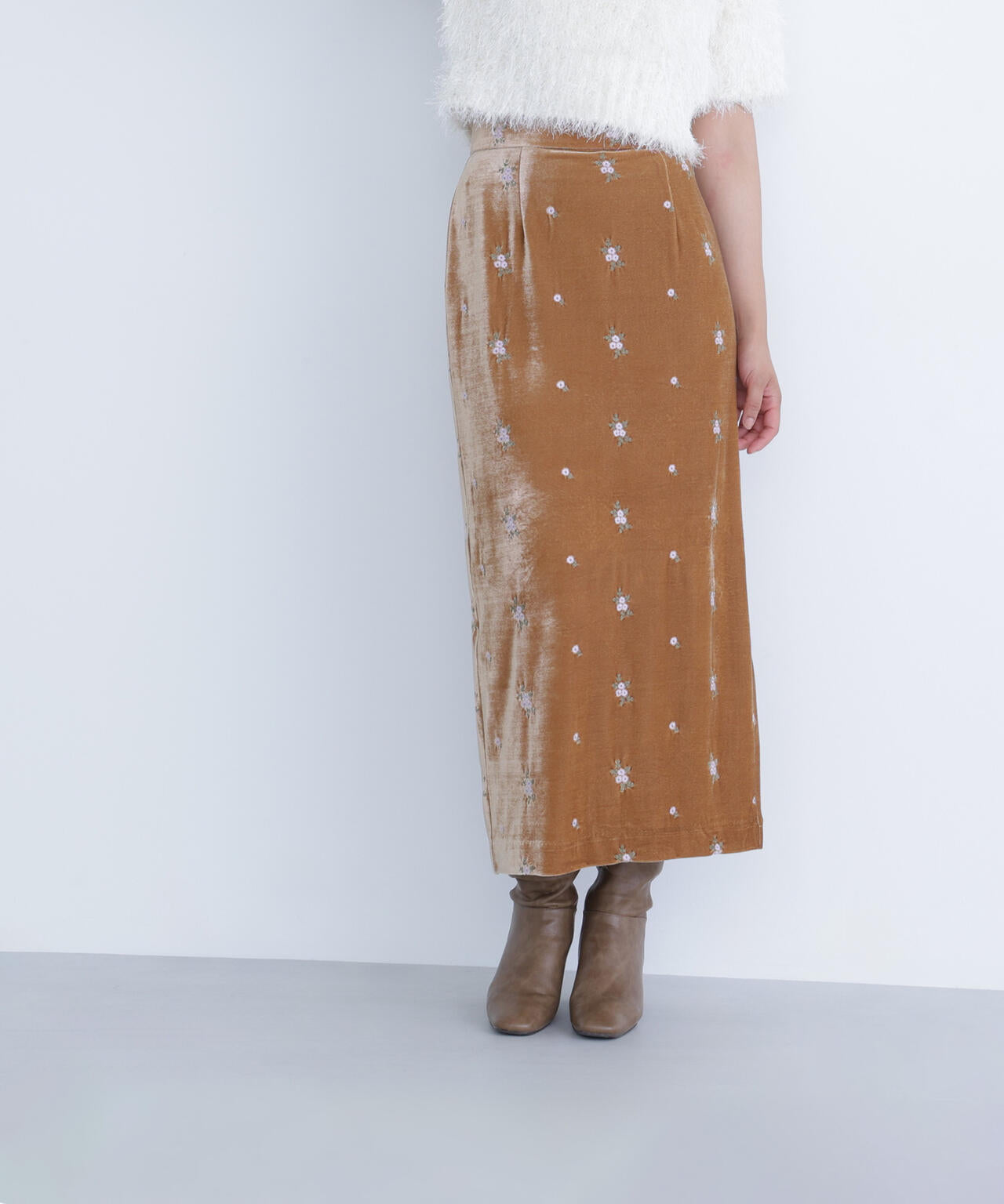 【BLANC】フラワー刺繍ベロアスカート
