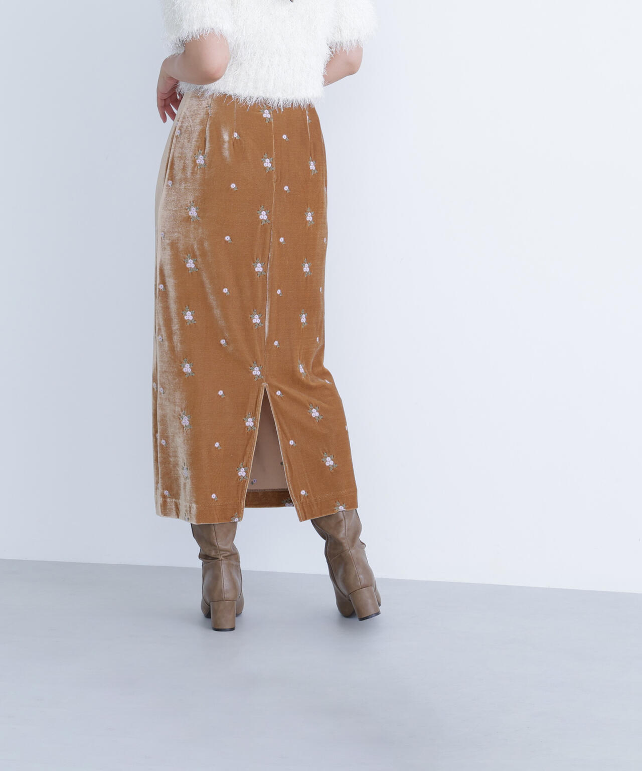 【BLANC】フラワー刺繍ベロアスカート