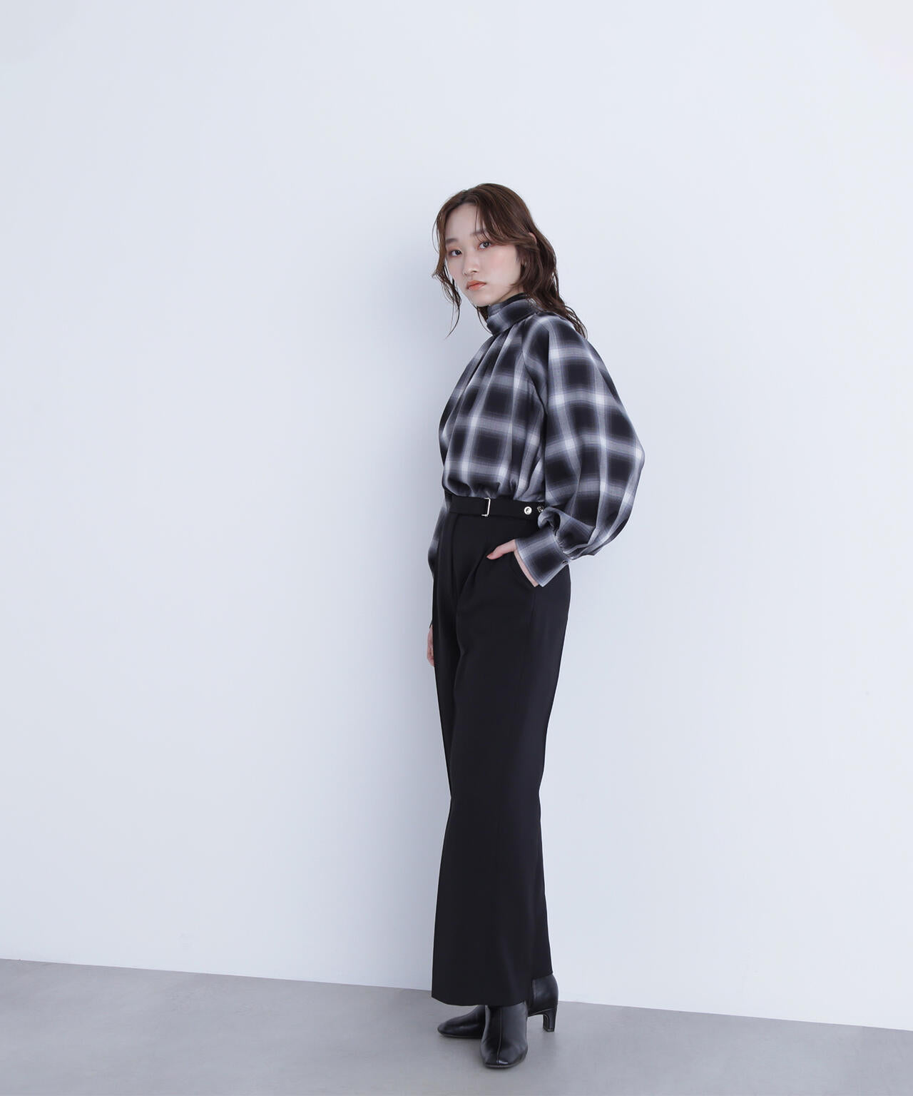 メタルディティールタックワイドパンツ