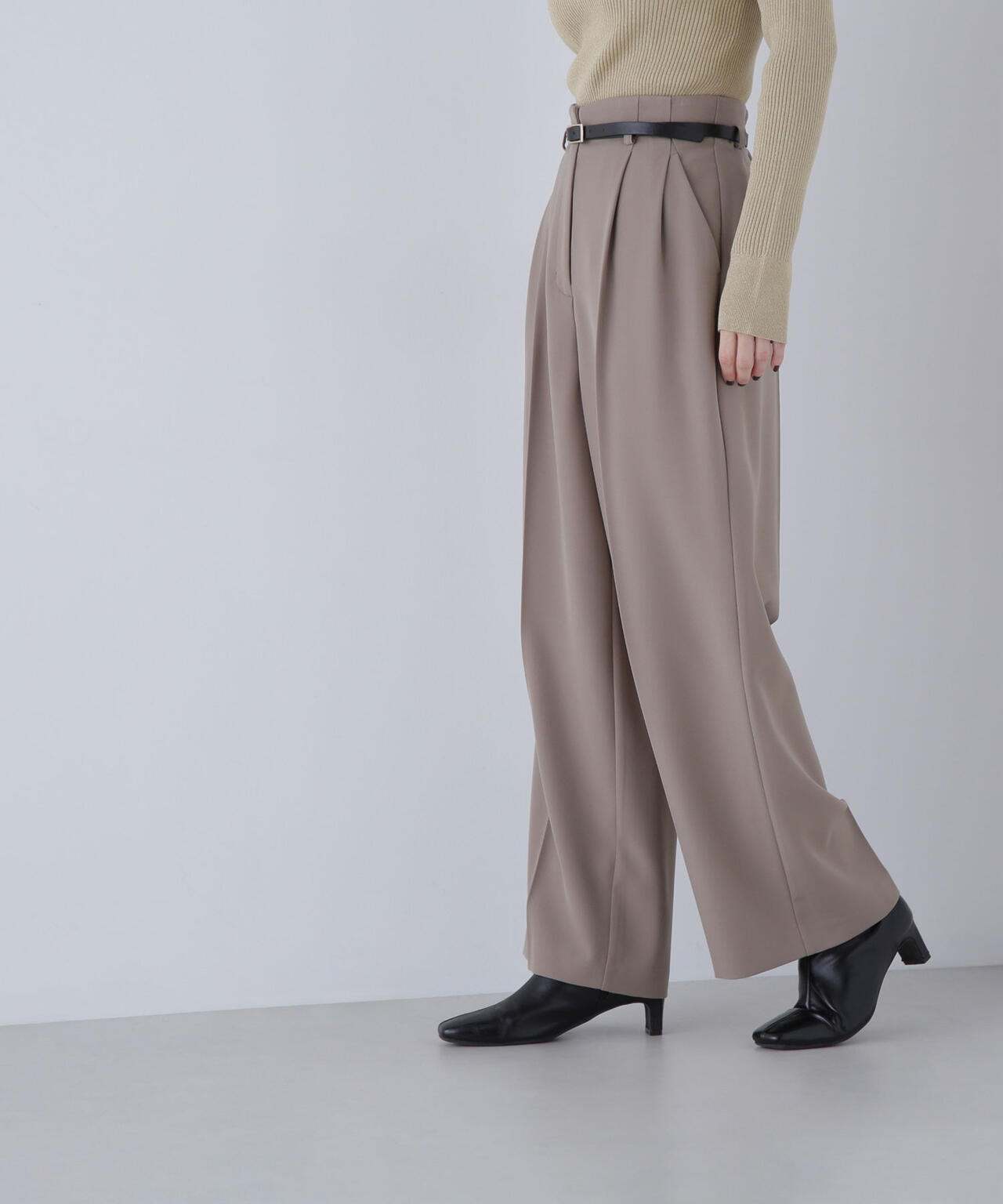 フェイクレザーベルテッドワイドパンツ