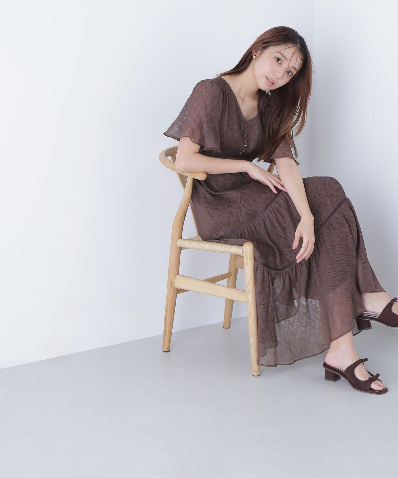 Vネックプリーツワンピース