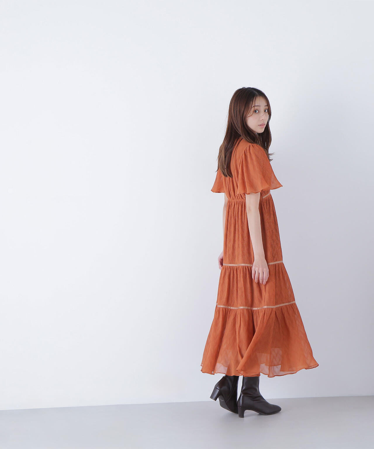 Vネックプリーツワンピース