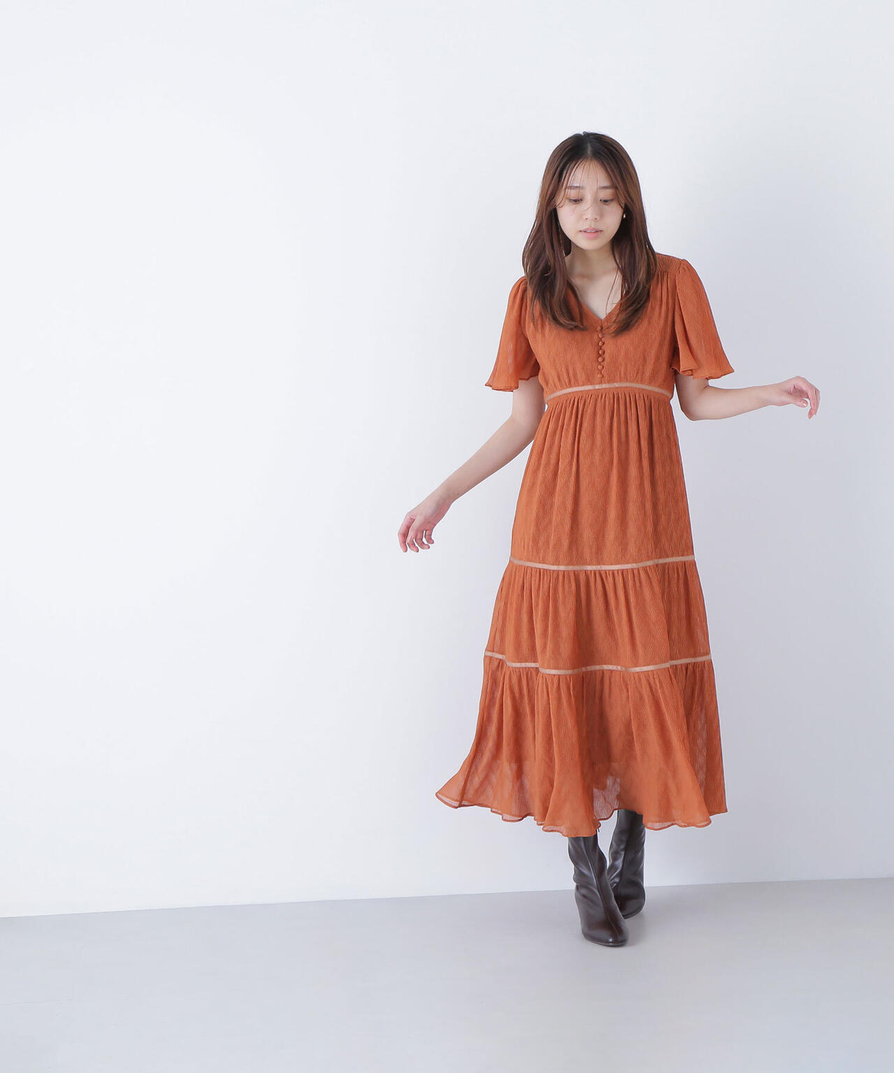 Vネックプリーツワンピース