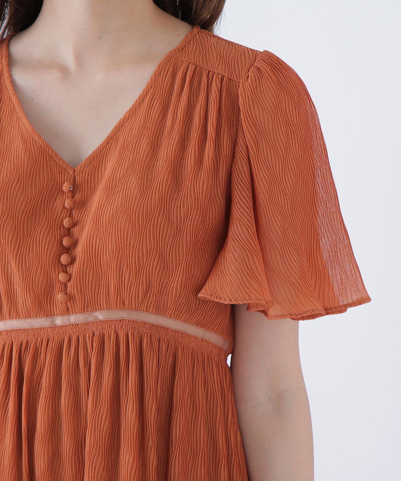 Vネックプリーツワンピース