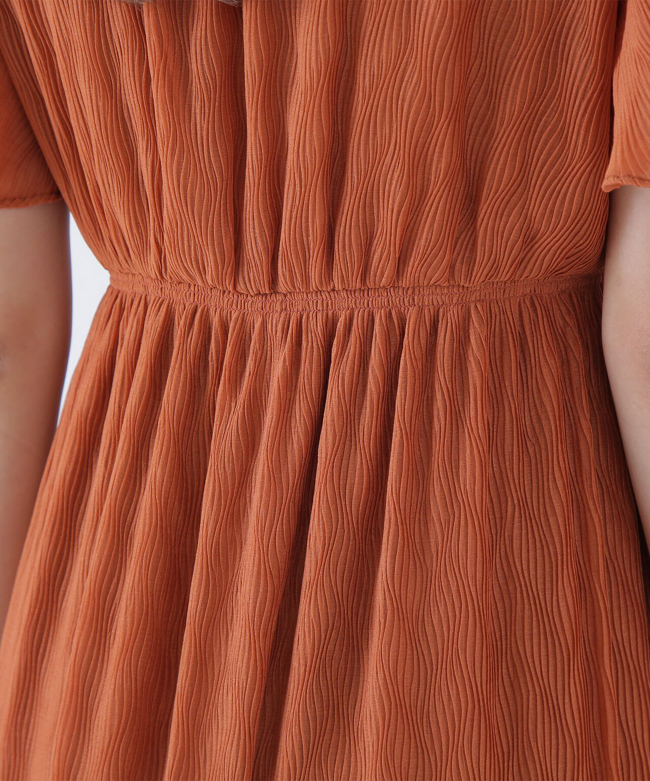 Vネックプリーツワンピース