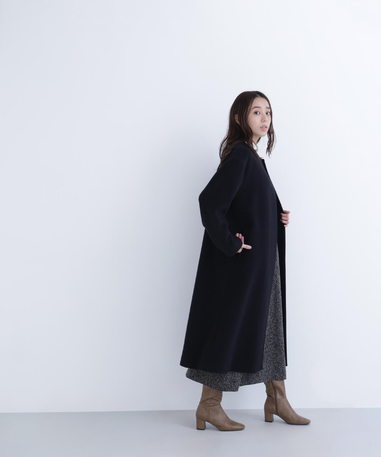 フォルムノーカラーロングコート