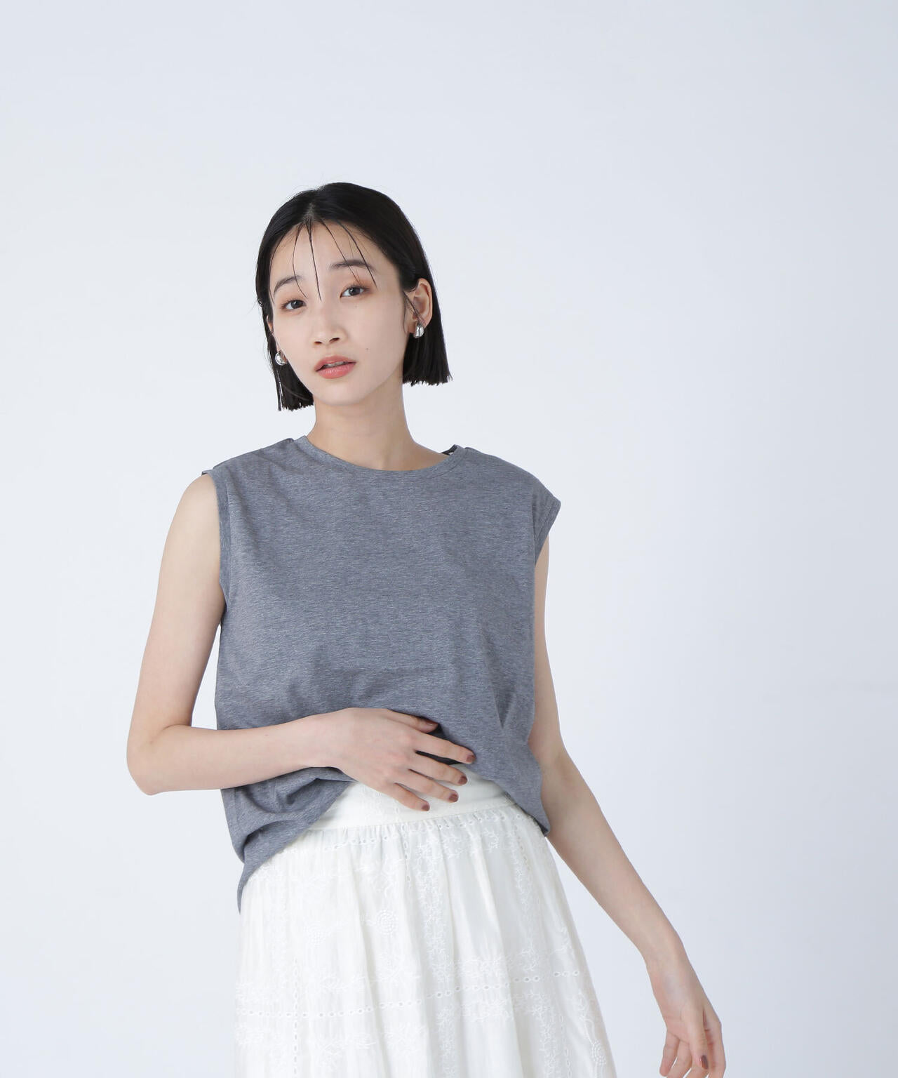 メタルプレートノースリーブカットソー*