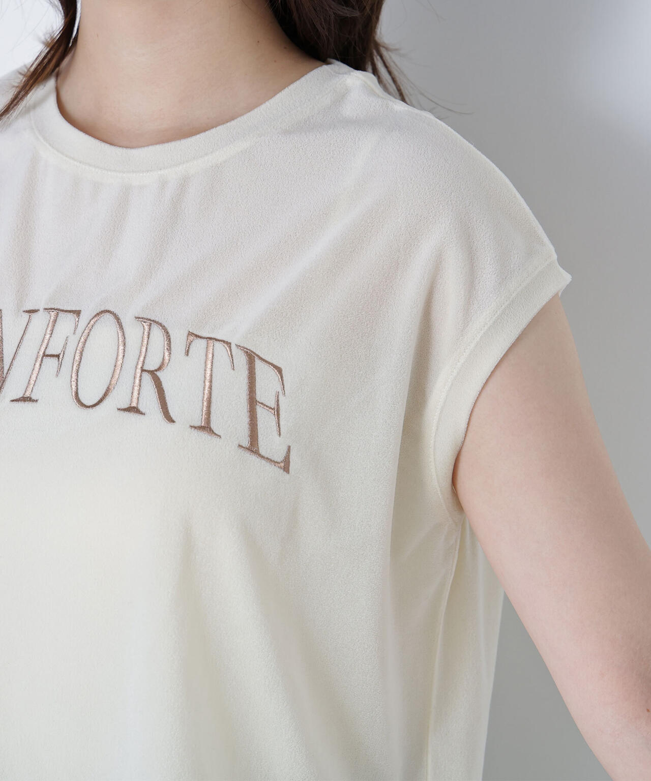 ベロアロゴ刺繍トップス