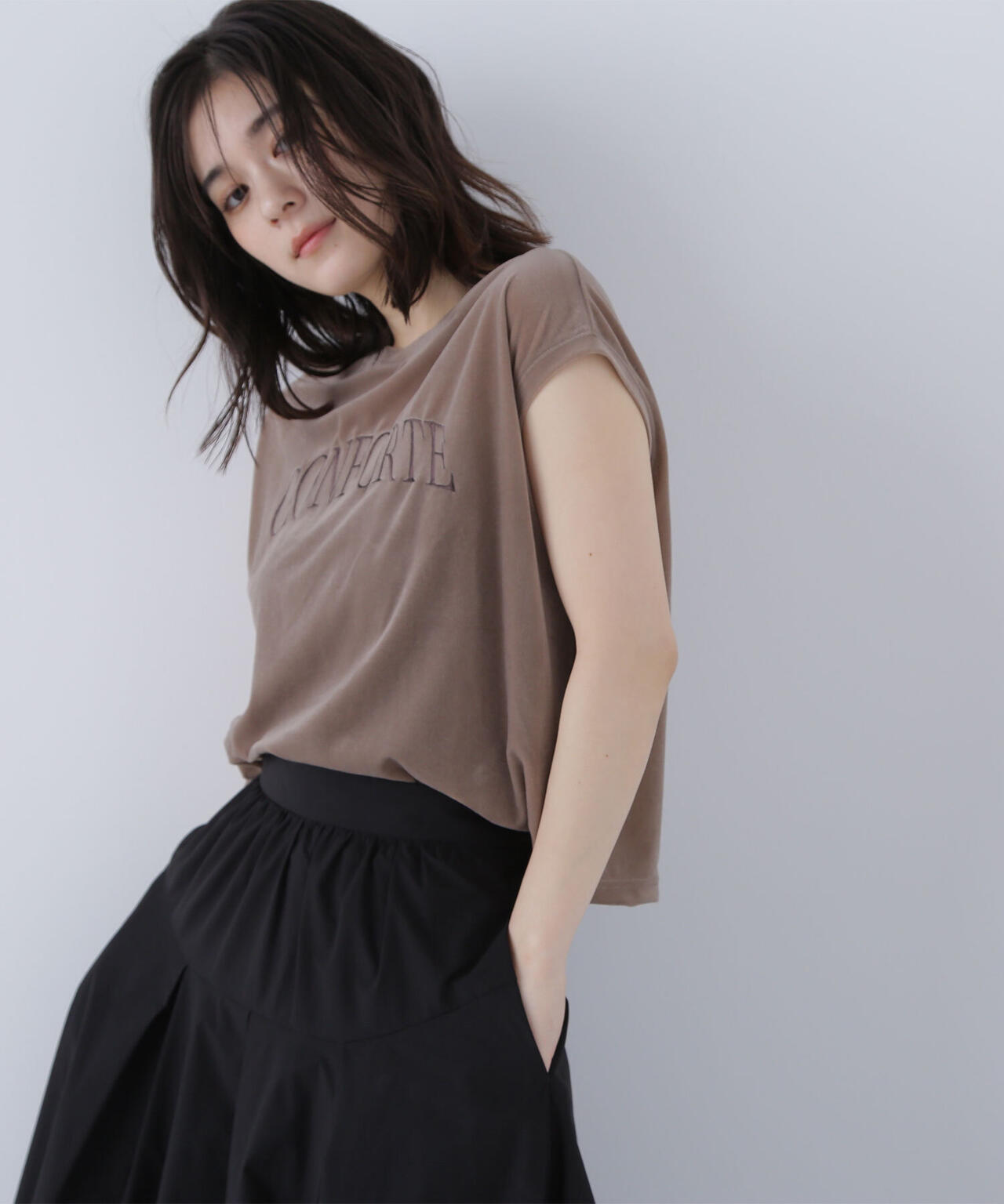 ベロアロゴ刺繍トップス