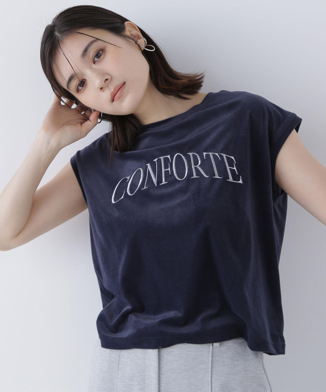 ベロアロゴ刺繍トップス