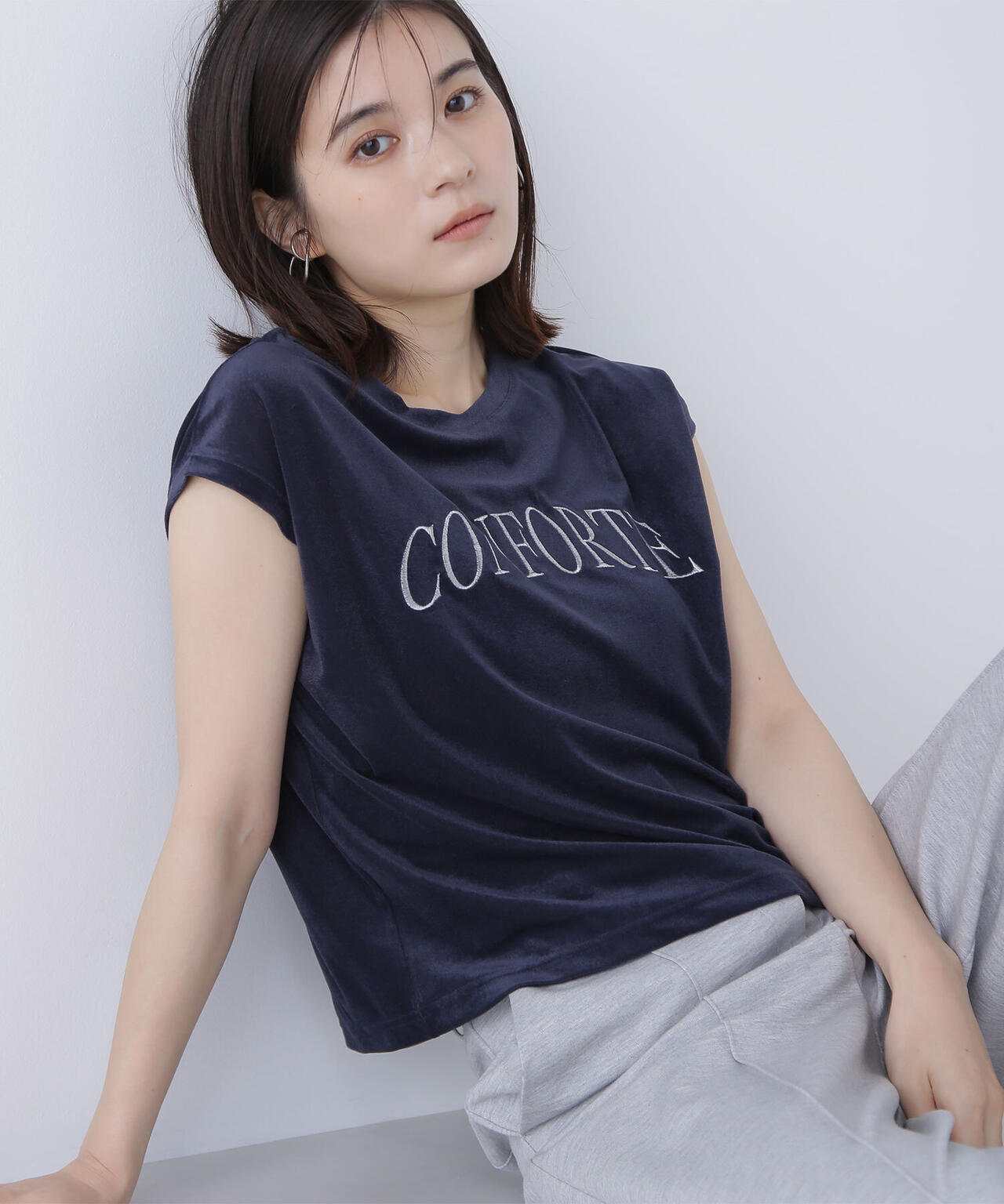 ベロアロゴ刺繍トップス