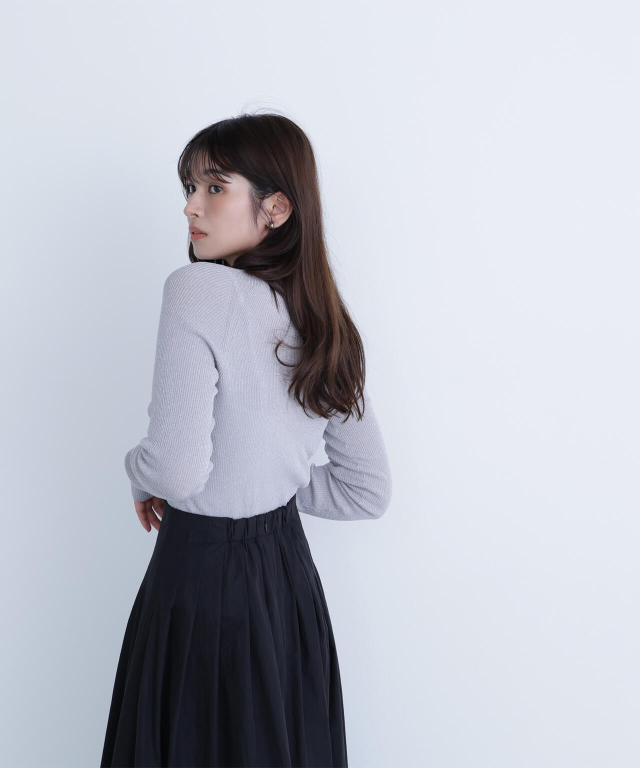 ハイネックラメリブニット