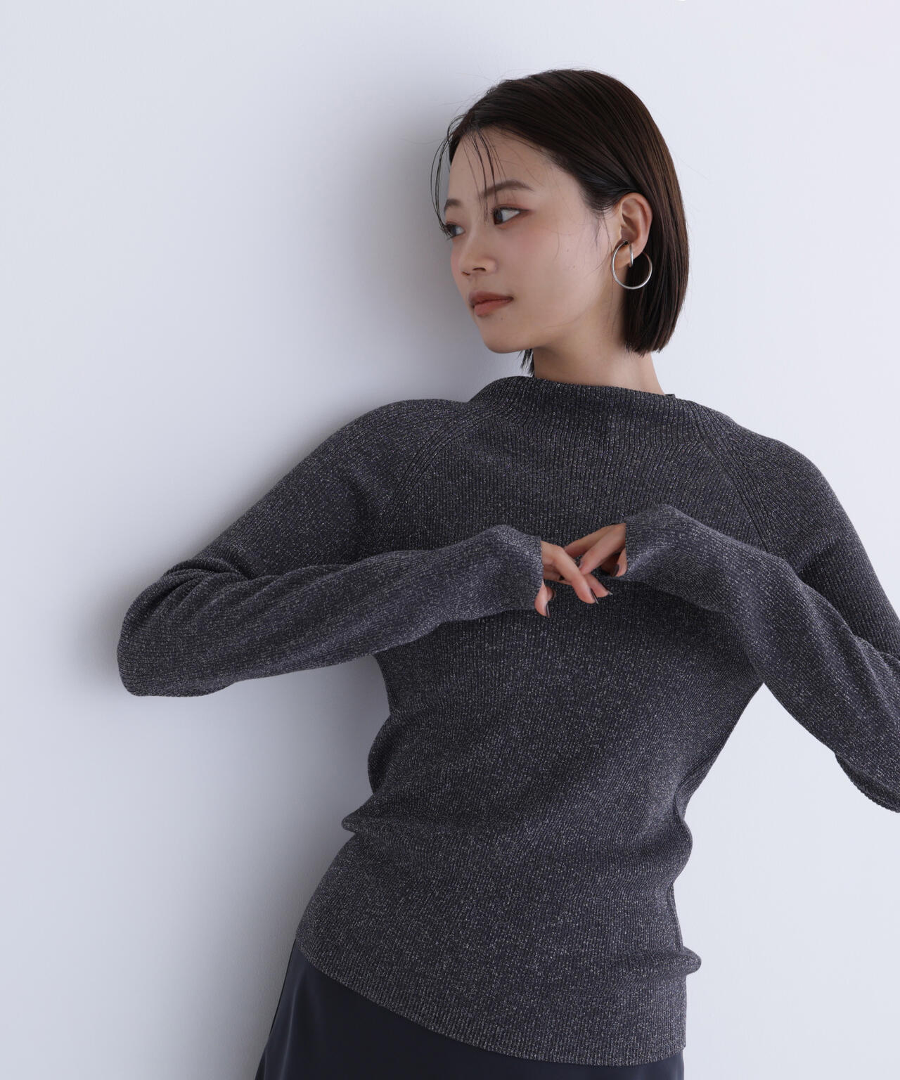 ハイネックラメリブニット