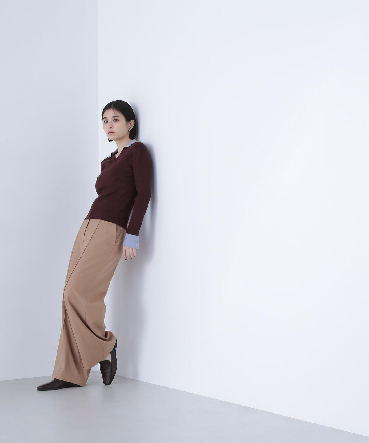 ダブルカラーVネックリブニット