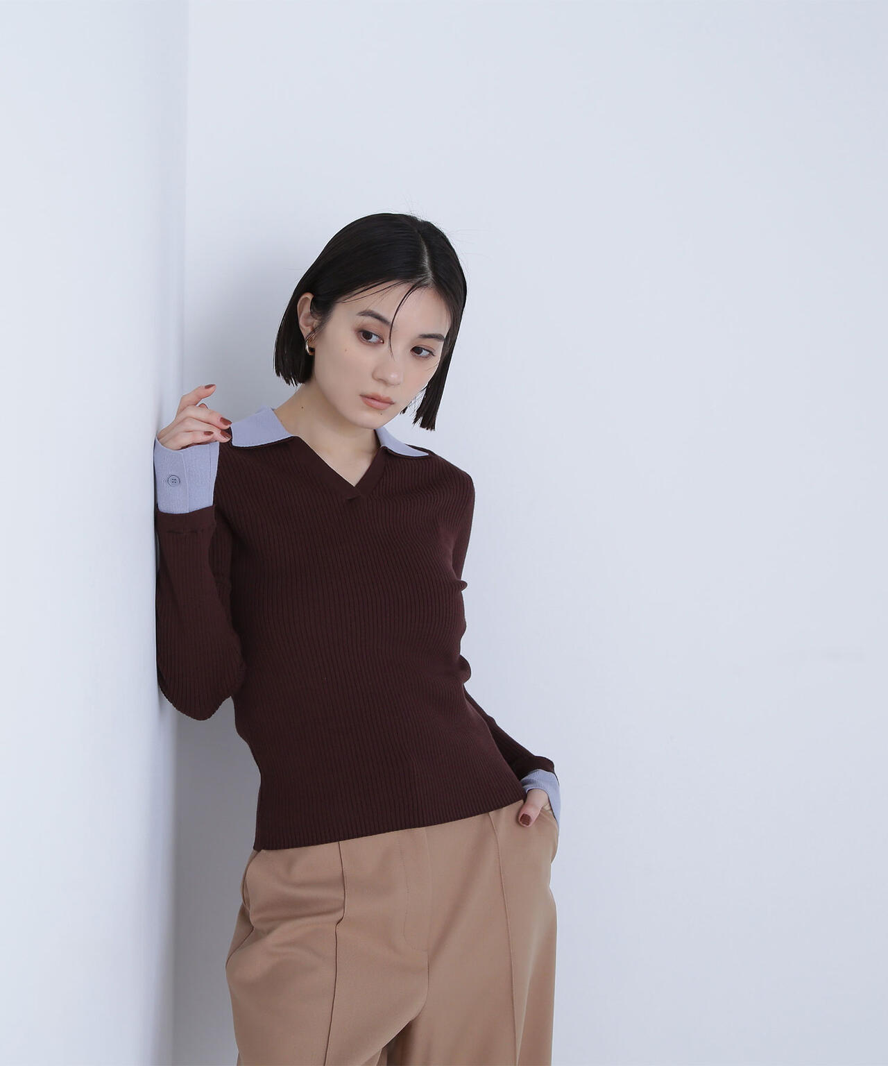 ダブルカラーVネックリブニット