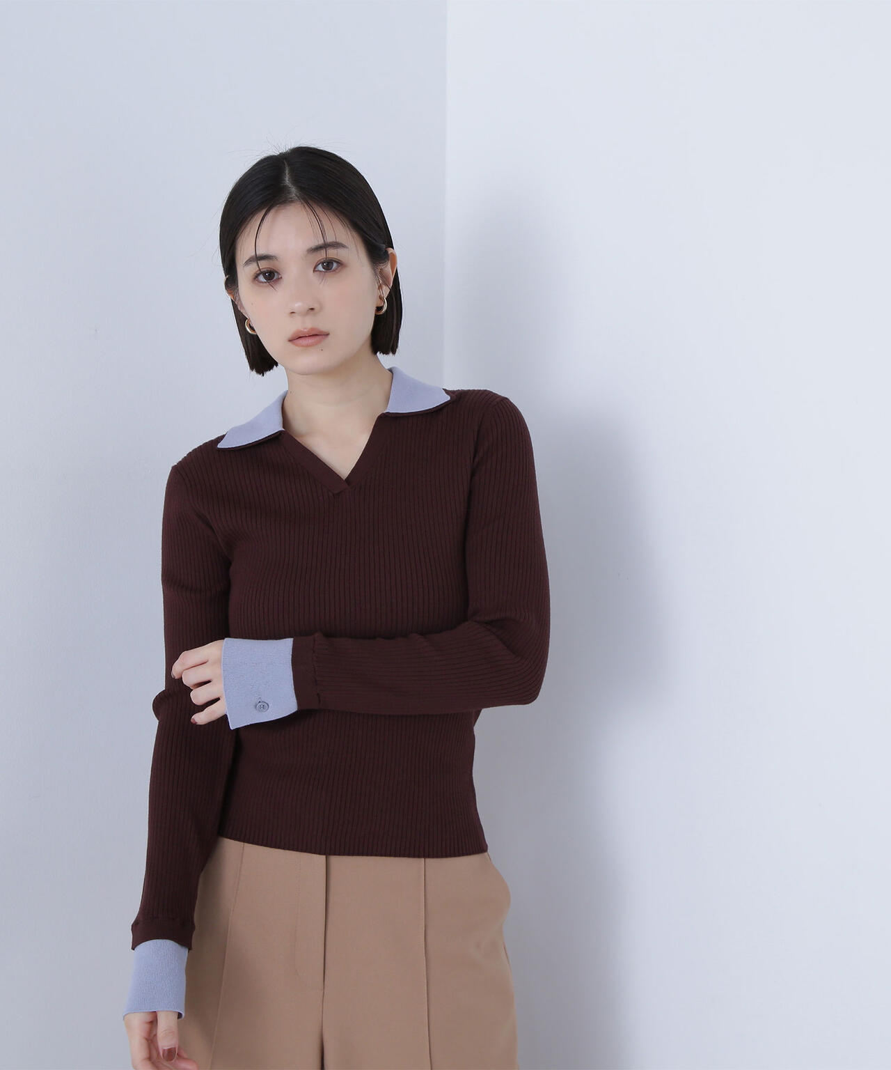 ダブルカラーVネックリブニット