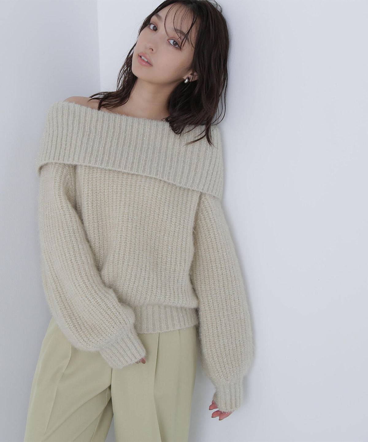 ヘアリーラメオフショルニット