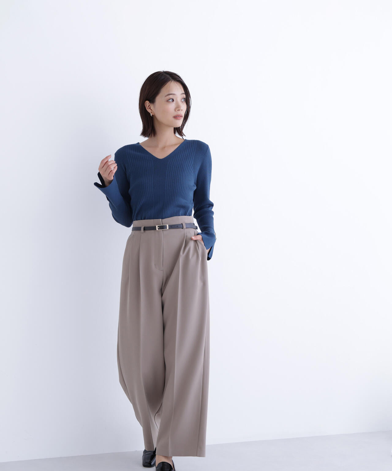 Vネックハトメスリーブリブニット