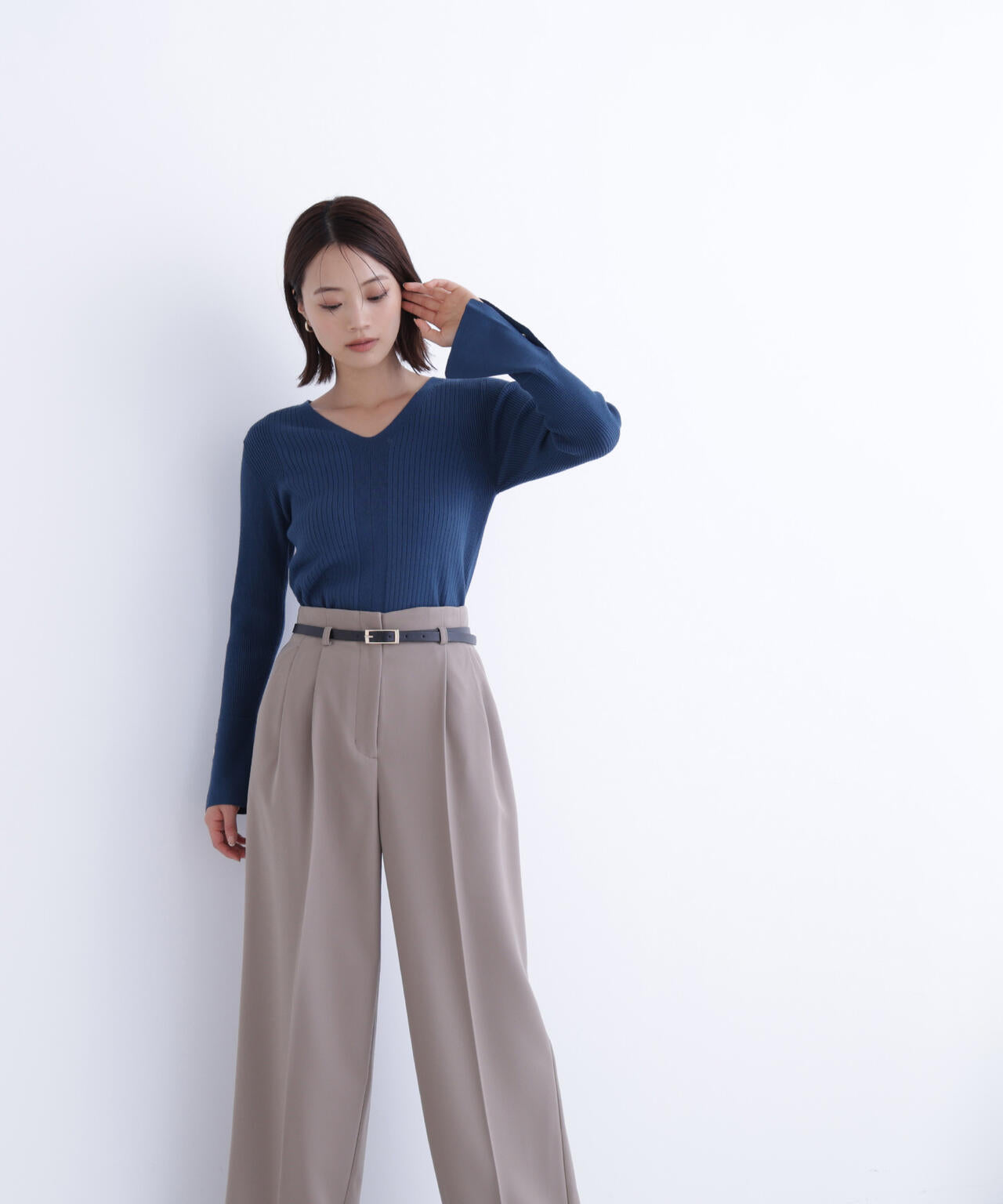 Vネックハトメスリーブリブニット