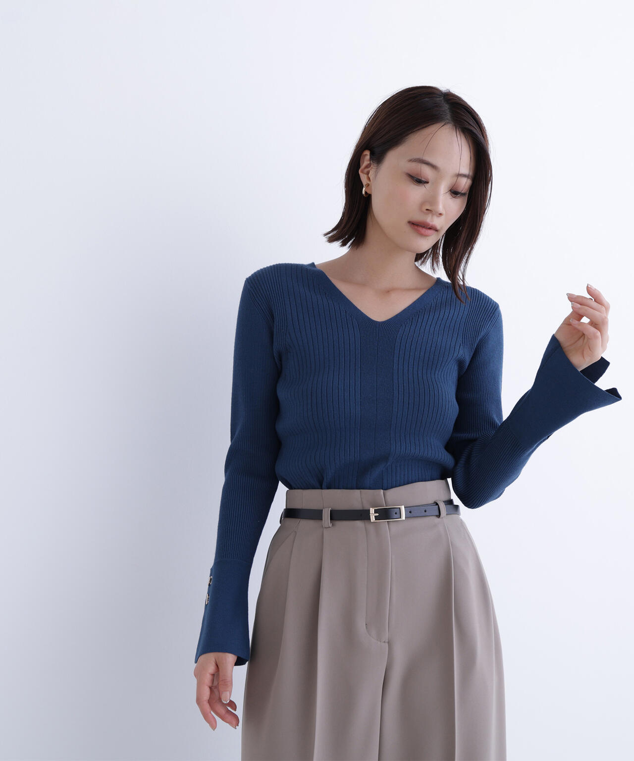 Vネックハトメスリーブリブニット