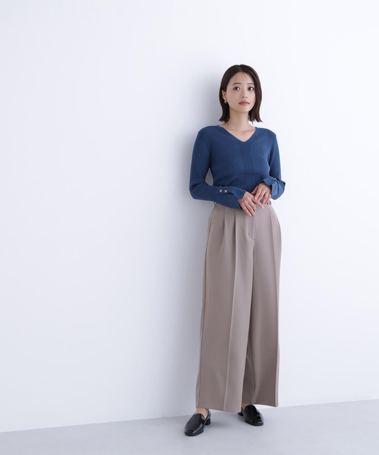 Vネックハトメスリーブリブニット