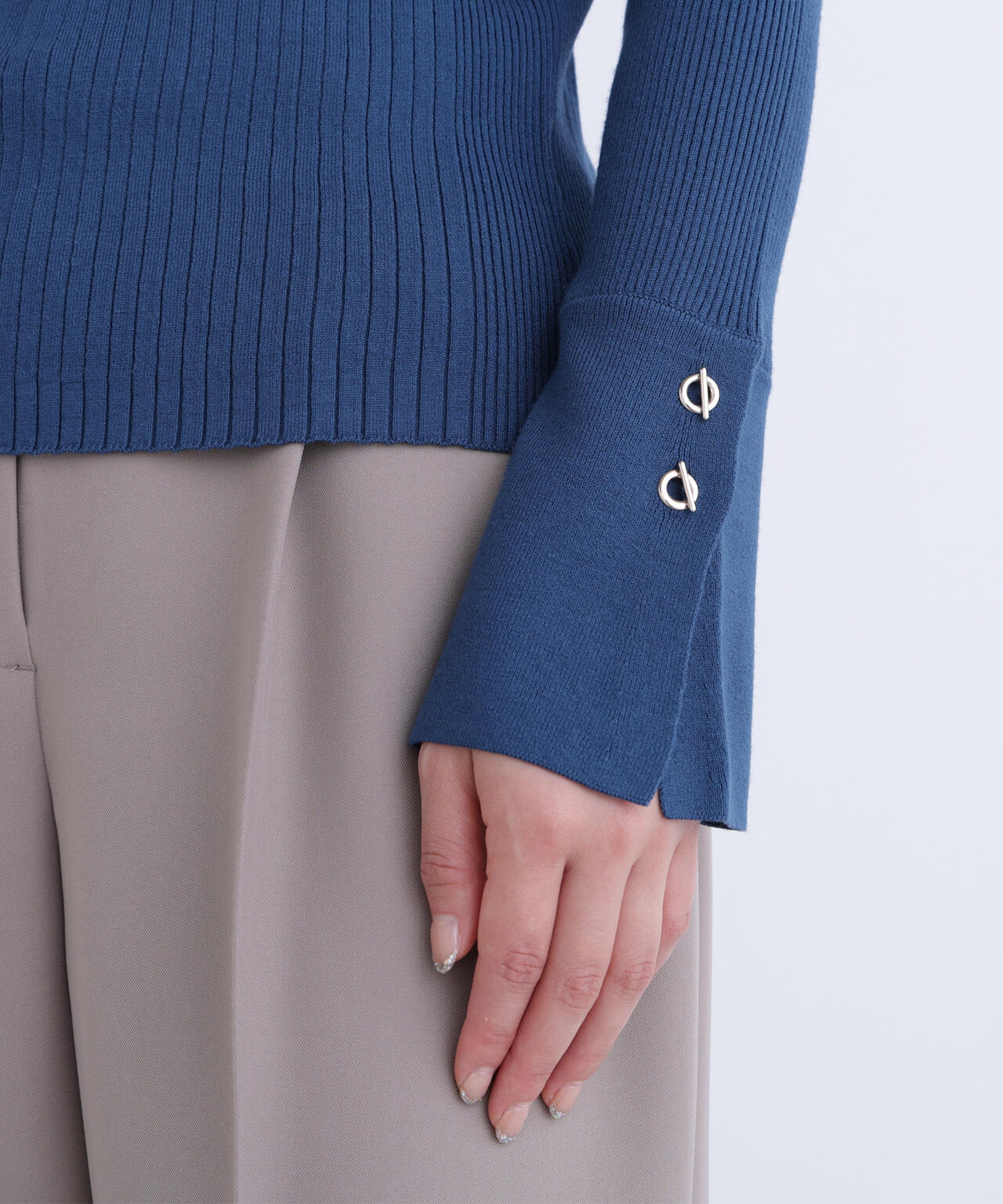 Vネックハトメスリーブリブニット