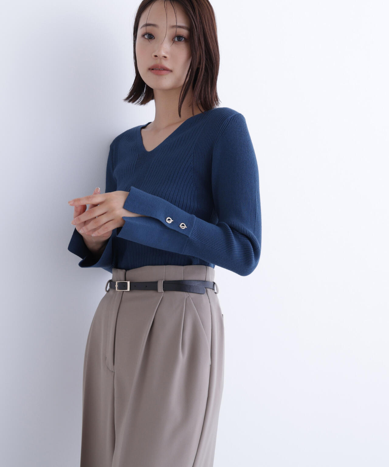 Vネックハトメスリーブリブニット