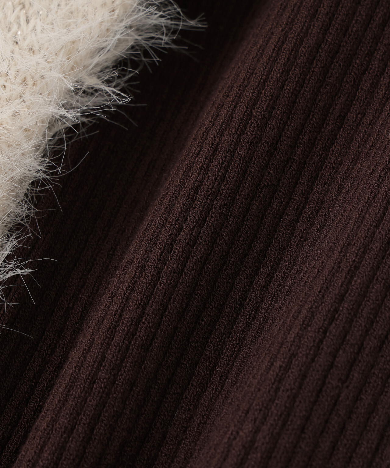 【タカシマヤゲートタワーモール・mix.tokyo 限定カラー:ブラウンxオフ】ヘアリーペプラムキャミセットニット