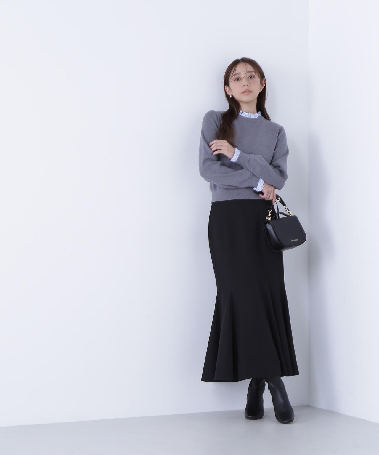 ストライプフリルネックニット