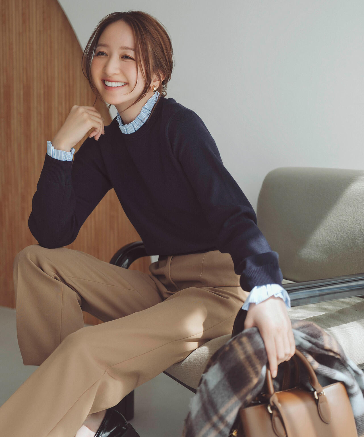 ストライプフリルネックニット