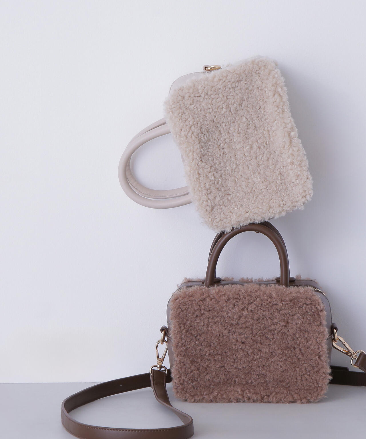 カーリーフェイクファーボクシーショルダーバッグ