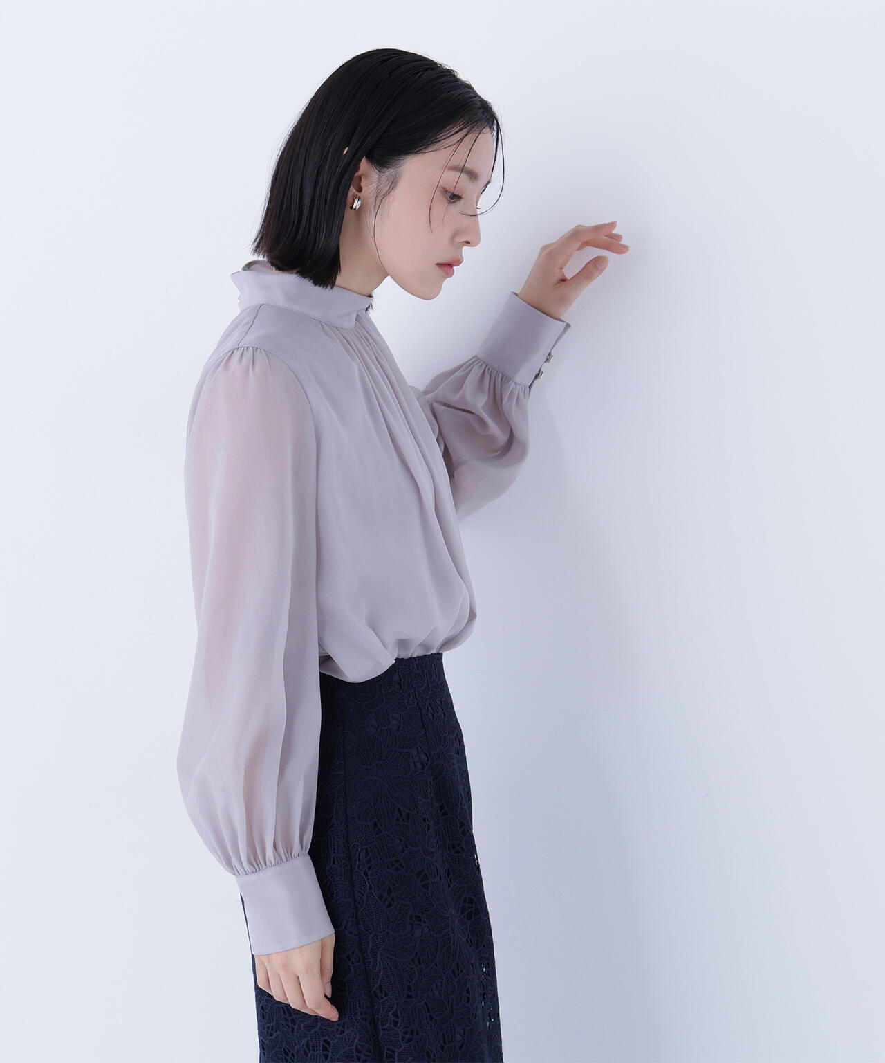 ハイネックボリュームシアーブラウス