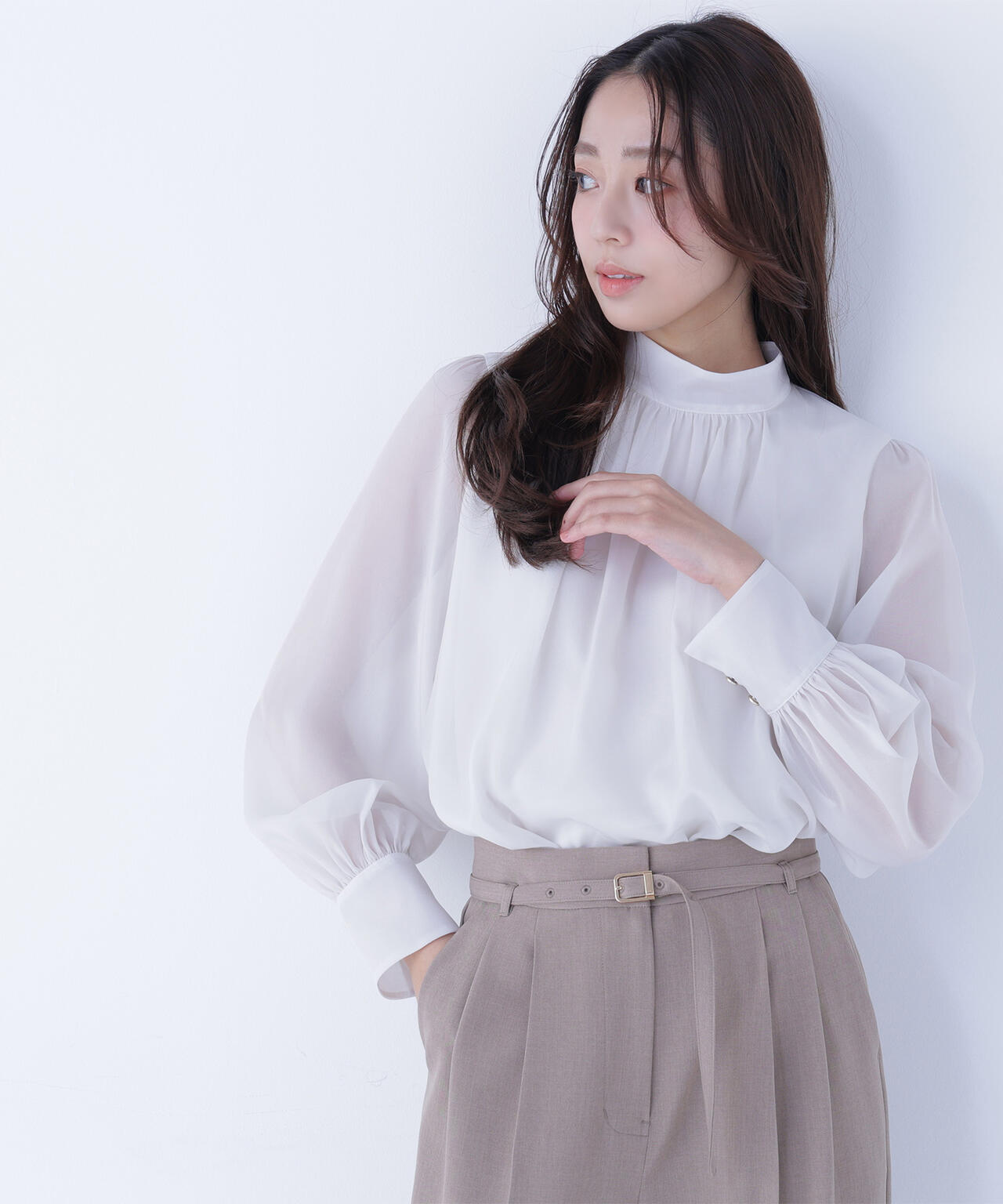 ハイネックボリュームシアーブラウス
