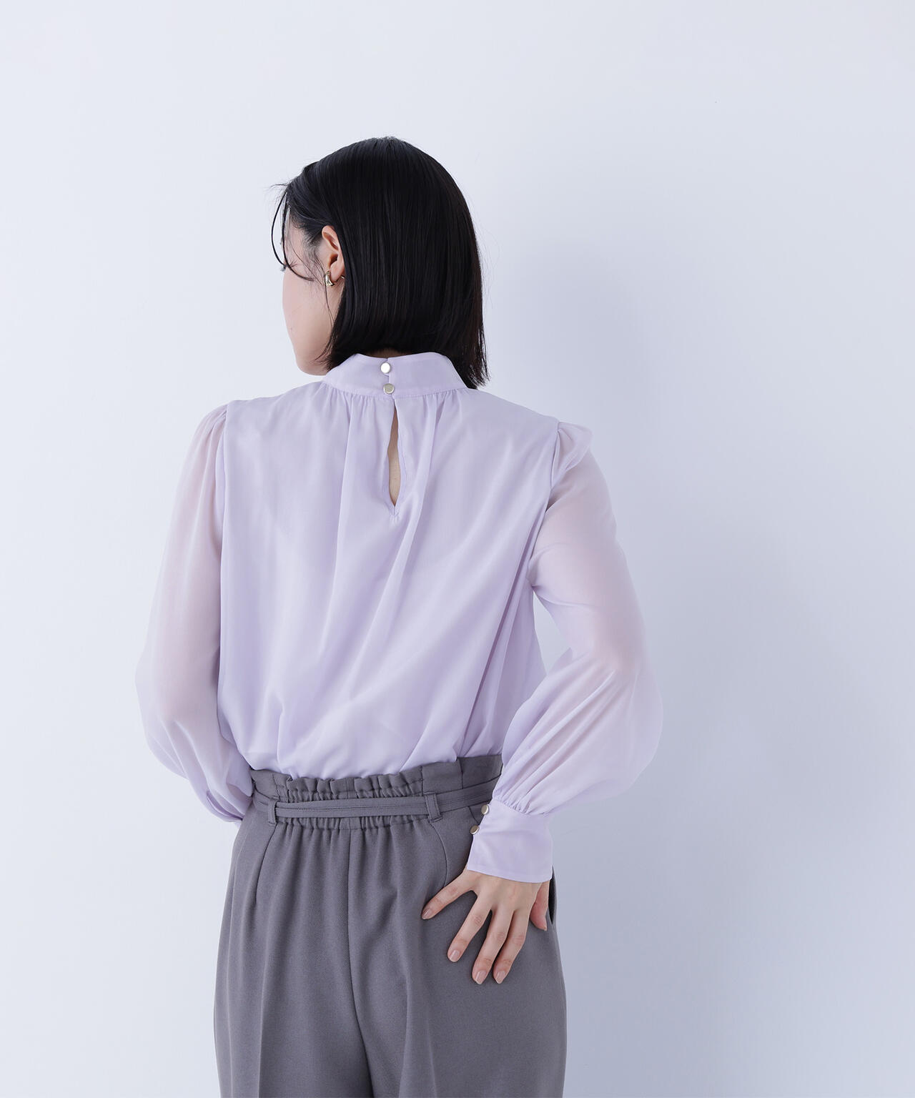 ハイネックボリュームシアーブラウス