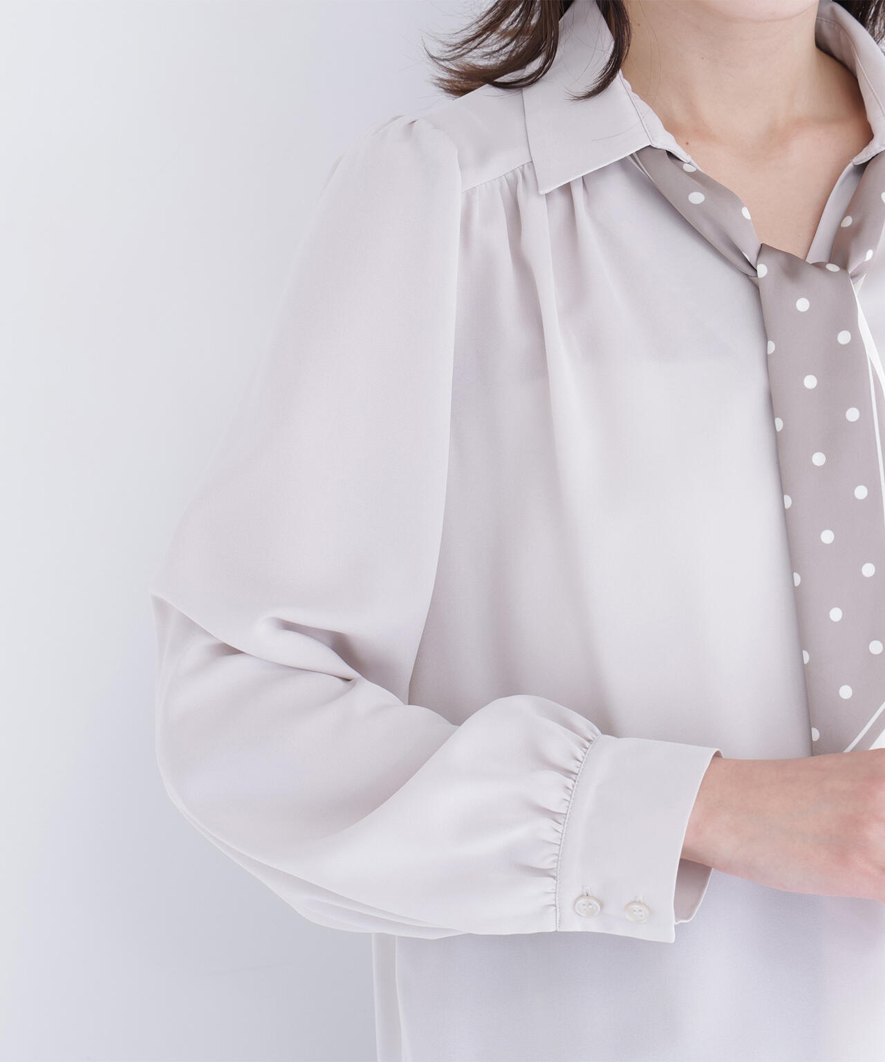 デザインスカーフ付ブラウス