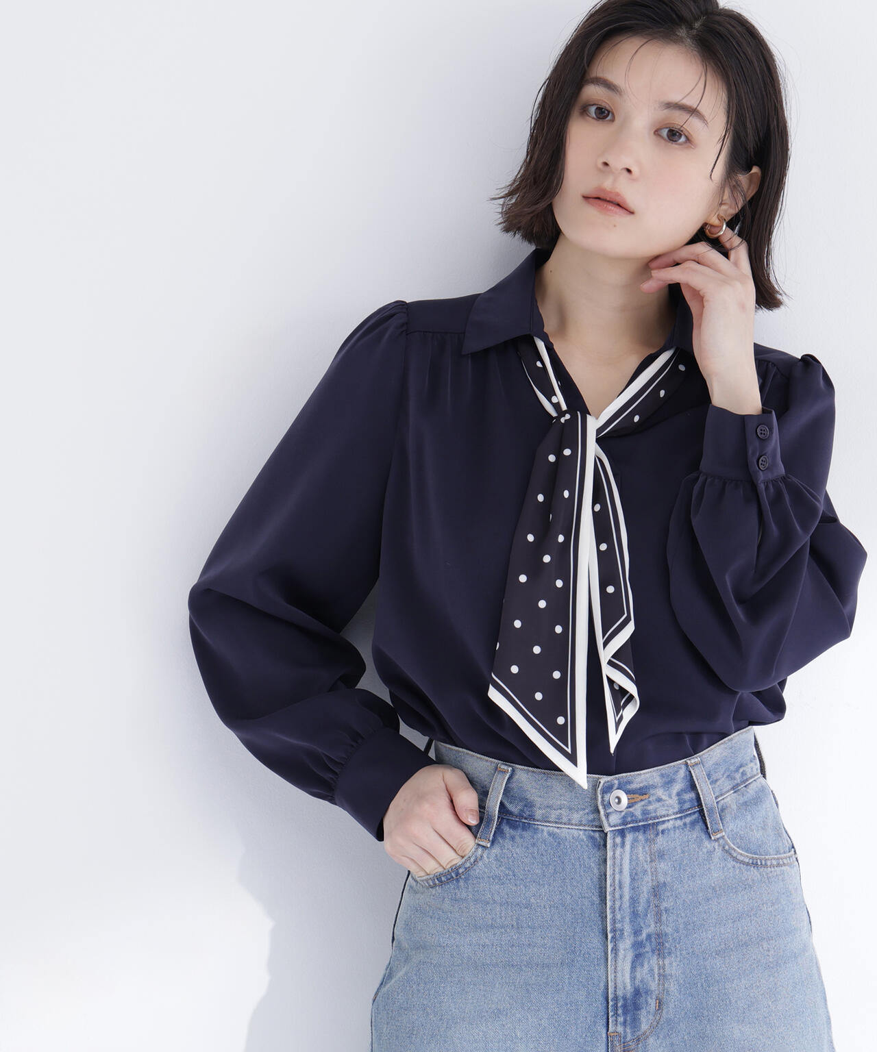 デザインスカーフ付ブラウス