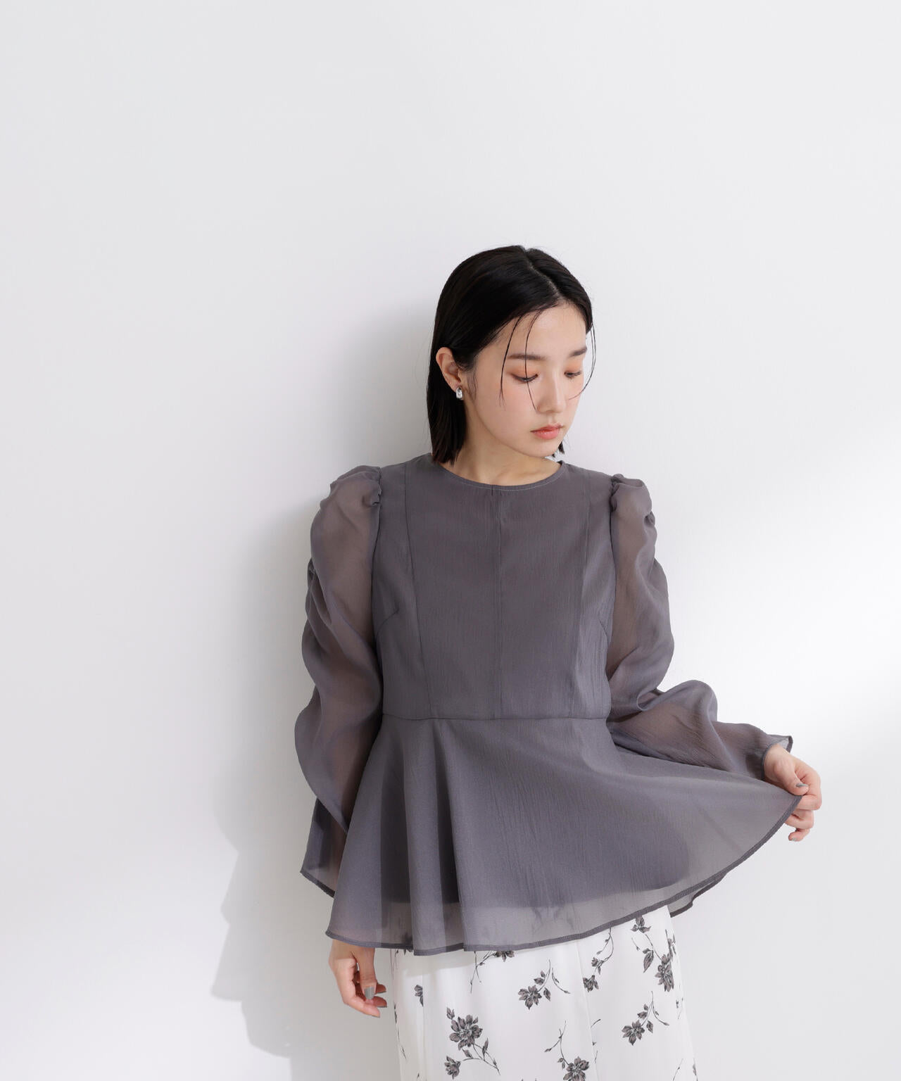 【一部店舗・mix.tokyo 限定カラー:ペールイエロー】シアーペプラムブラウス