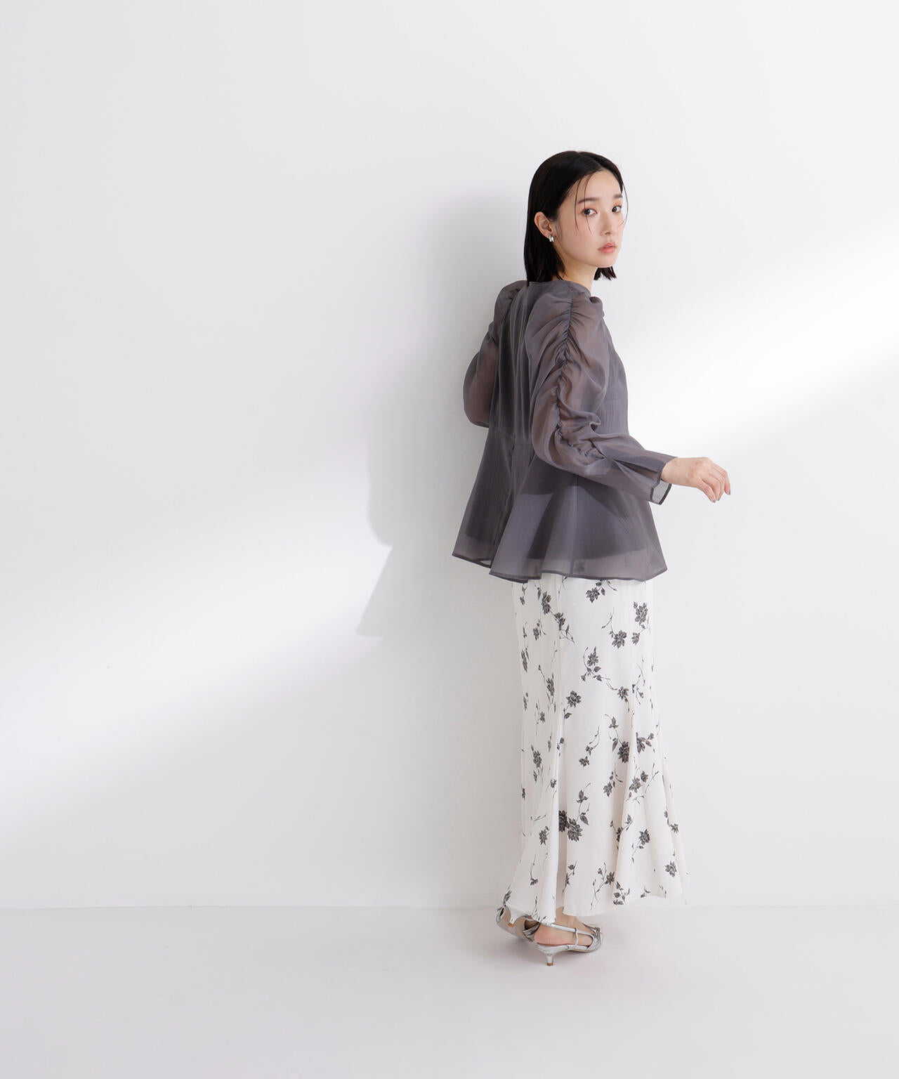 【一部店舗・mix.tokyo 限定カラー:ペールイエロー】シアーペプラムブラウス