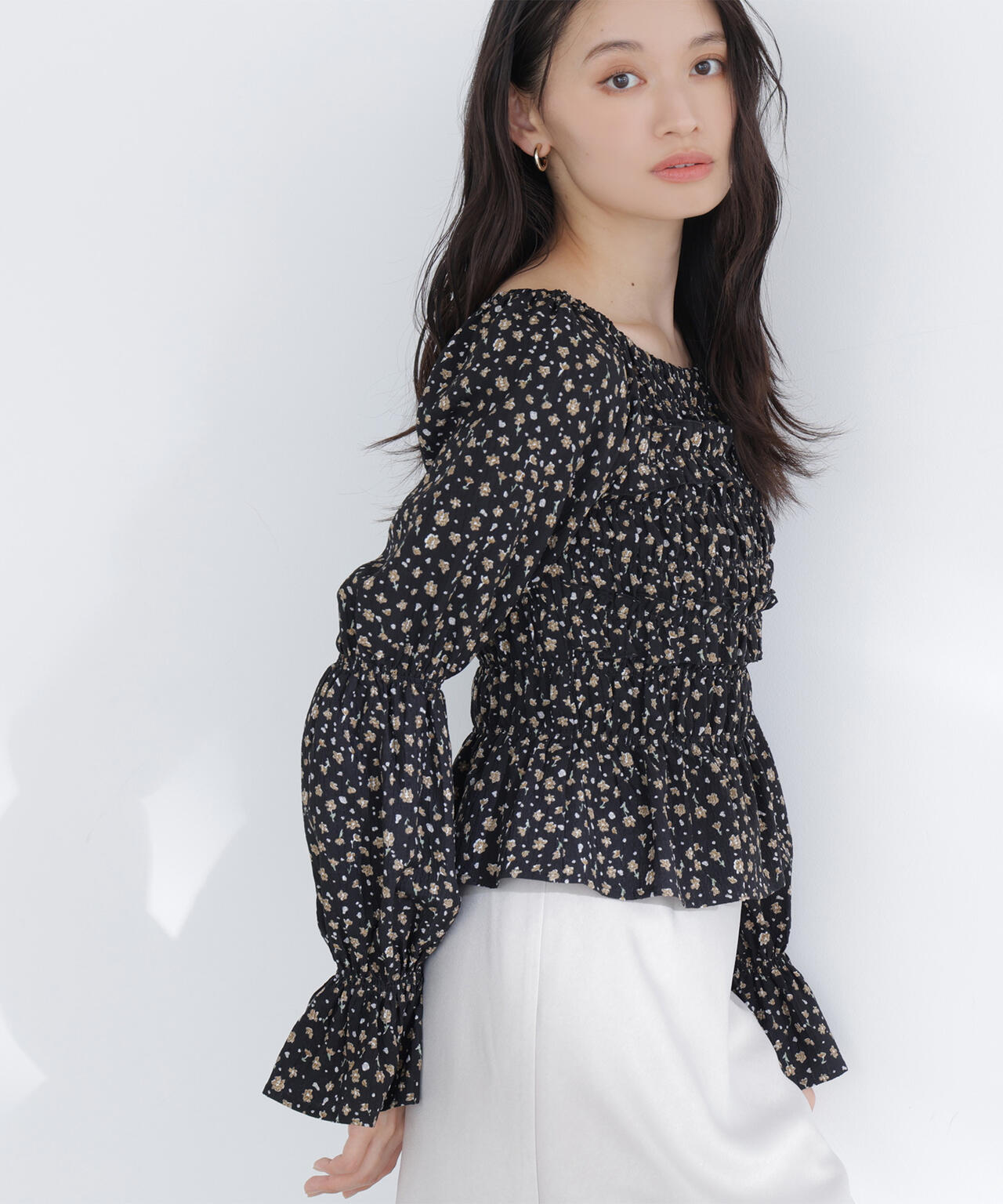 ミニフラワーシャーリングブラウス