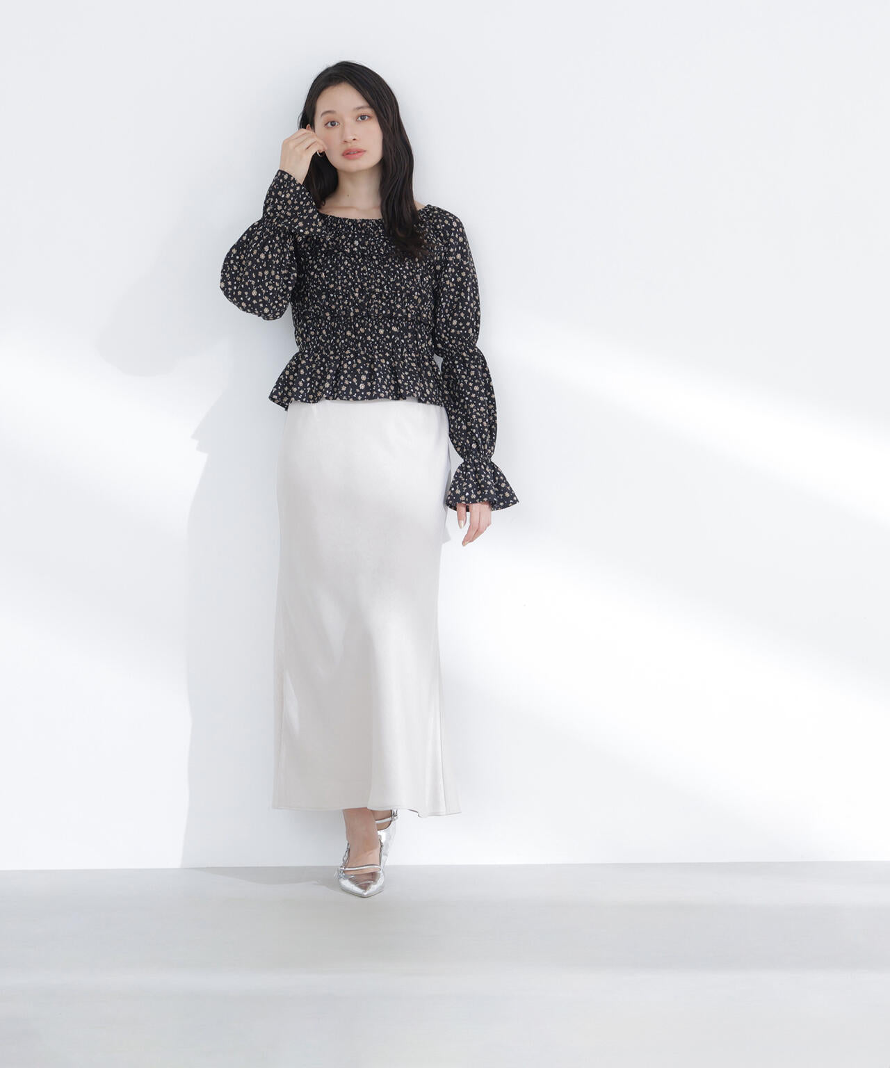 ミニフラワーシャーリングブラウス