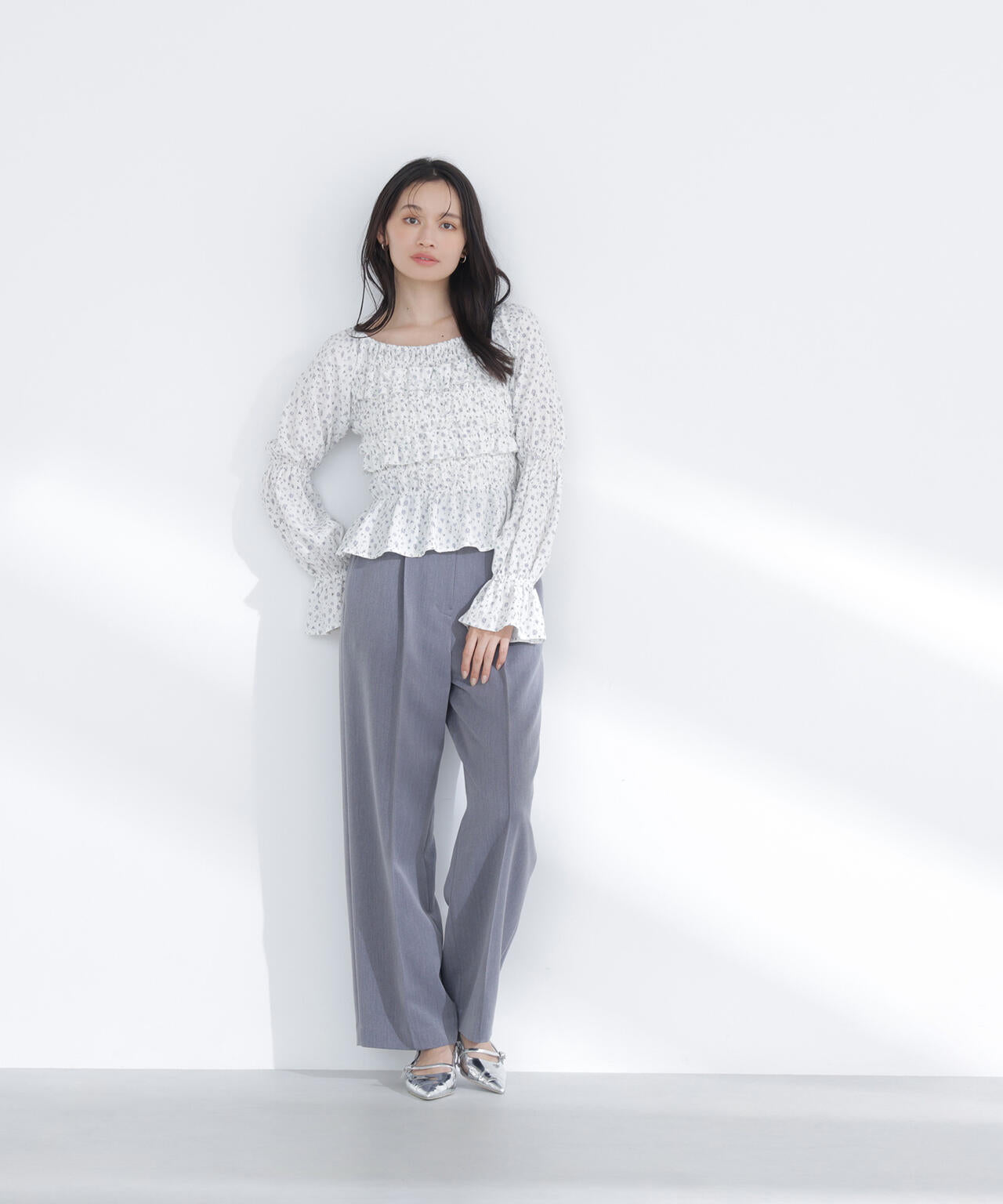 ミニフラワーシャーリングブラウス