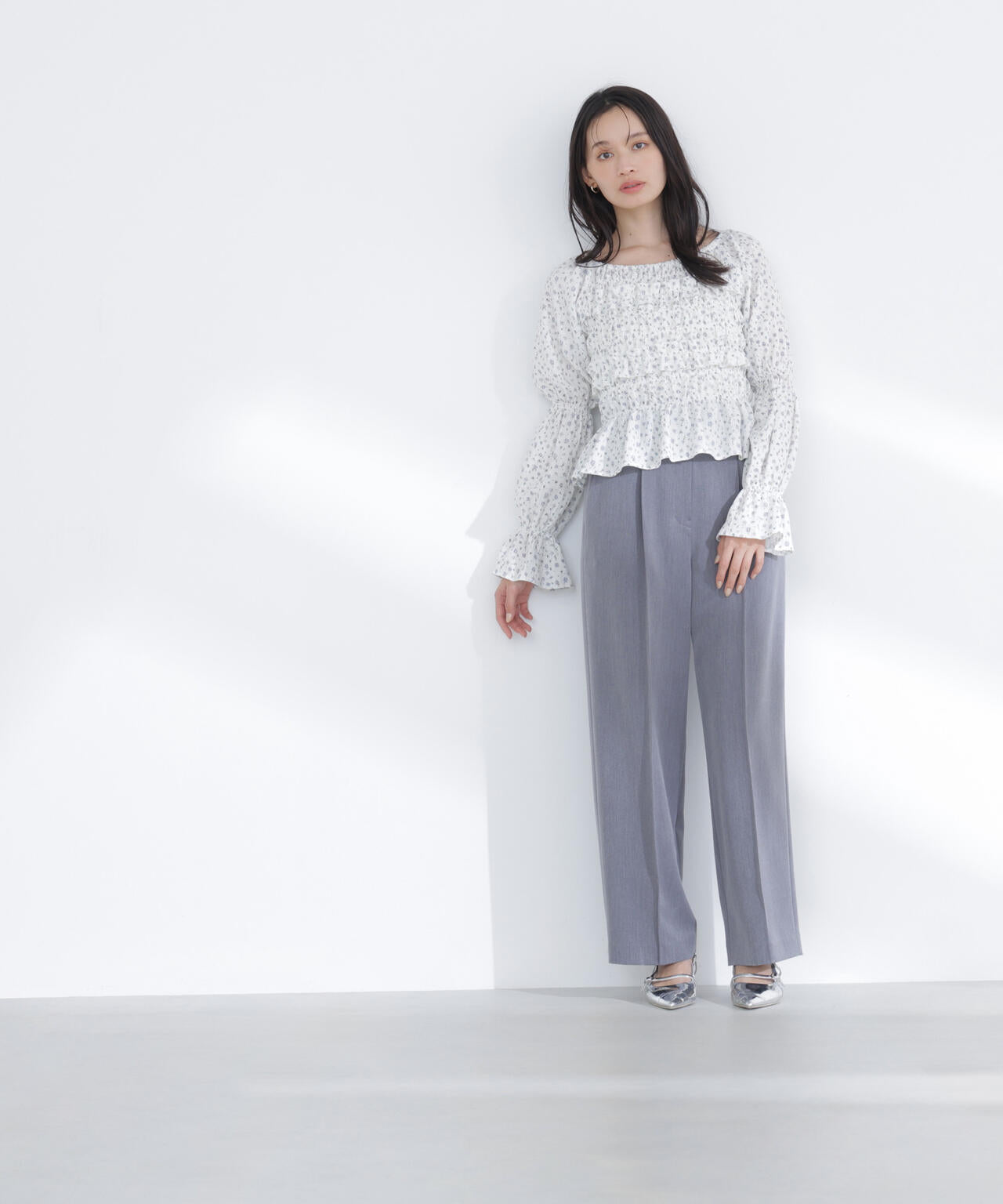 ミニフラワーシャーリングブラウス