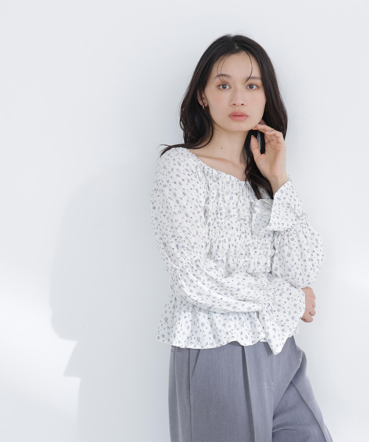 ミニフラワーシャーリングブラウス
