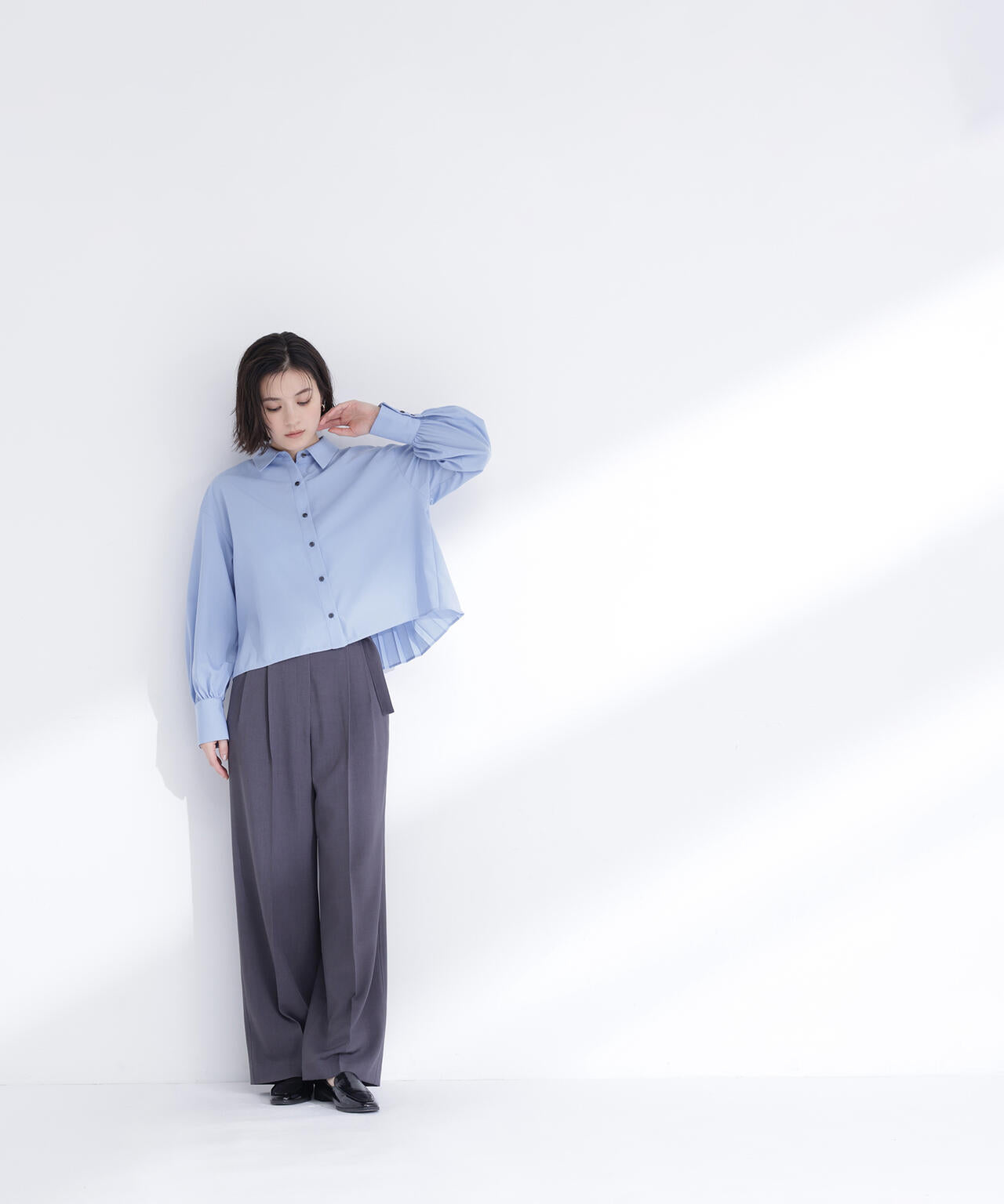 バックプリーツデザインシャツ