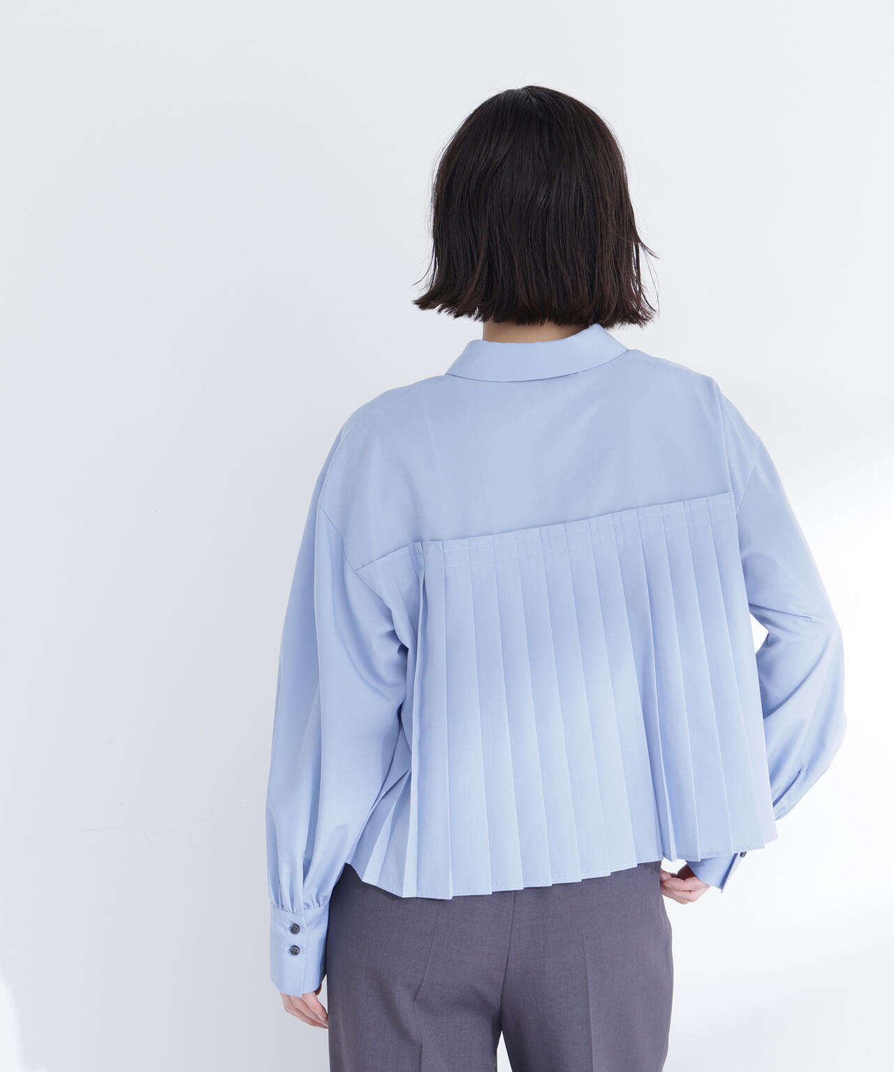 バックプリーツデザインシャツ