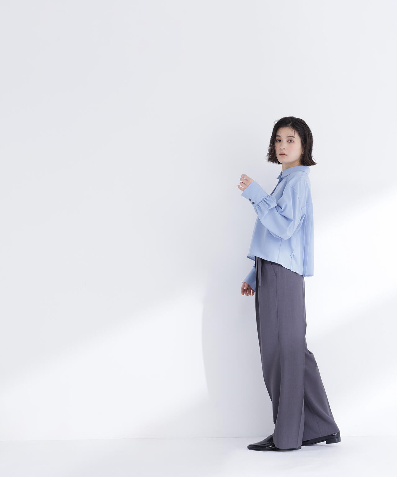 バックプリーツデザインシャツ