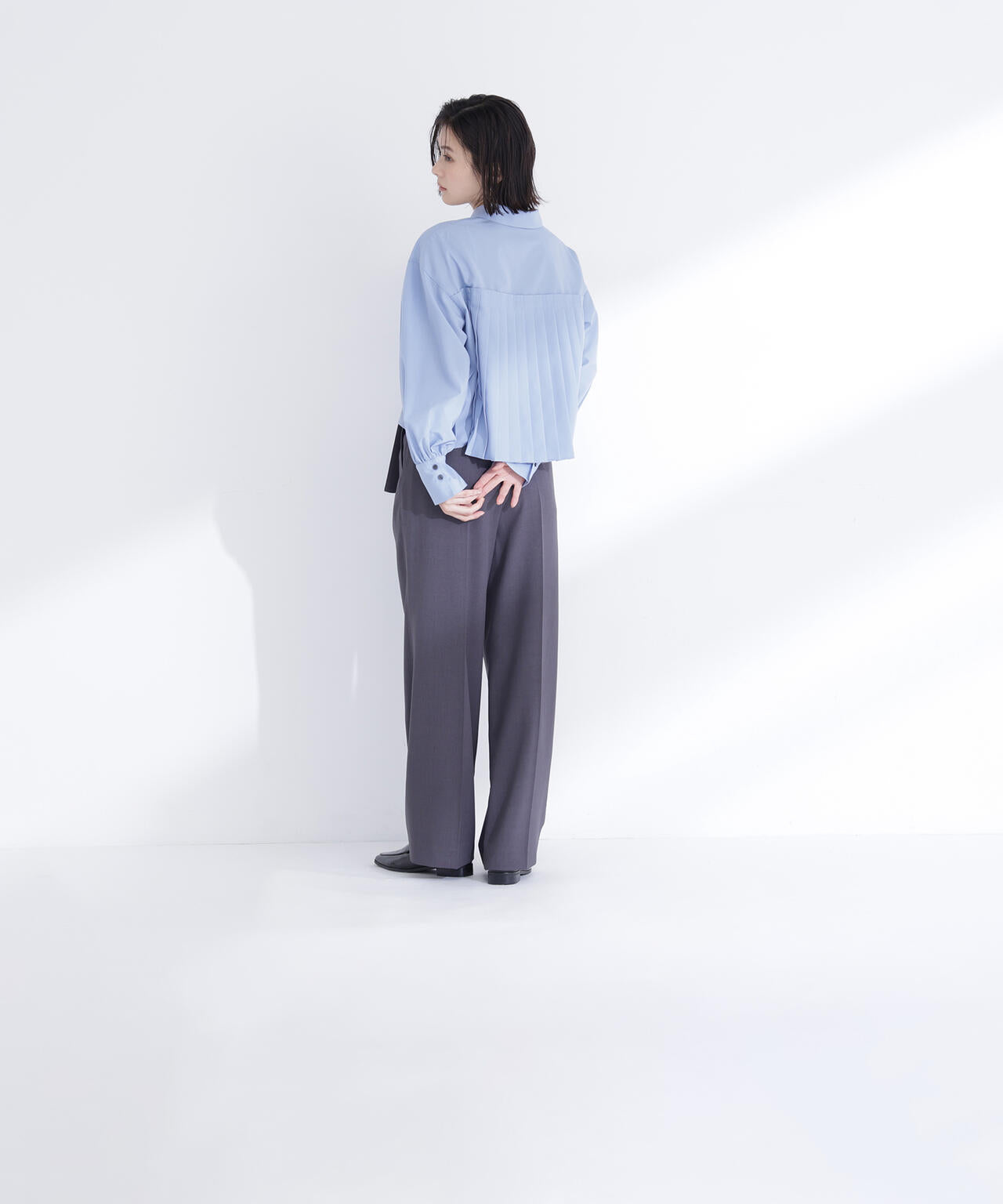 バックプリーツデザインシャツ