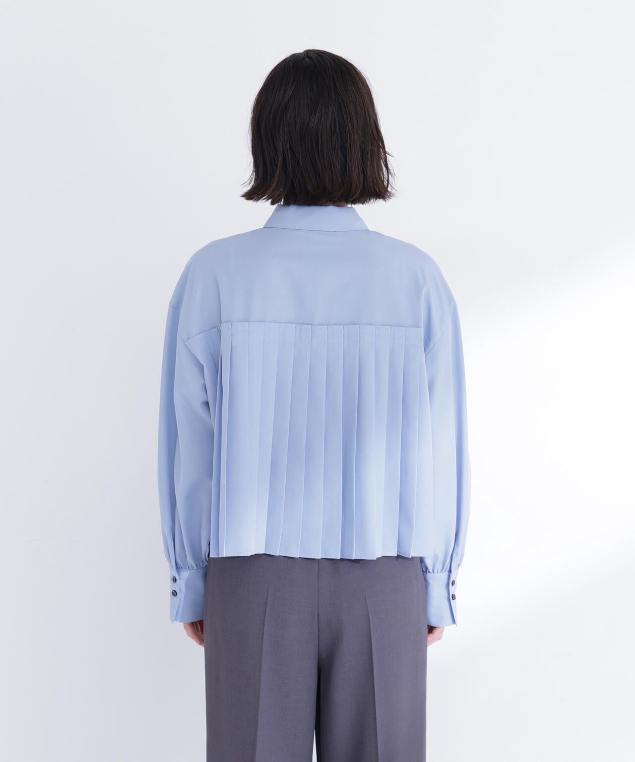 バックプリーツデザインシャツ